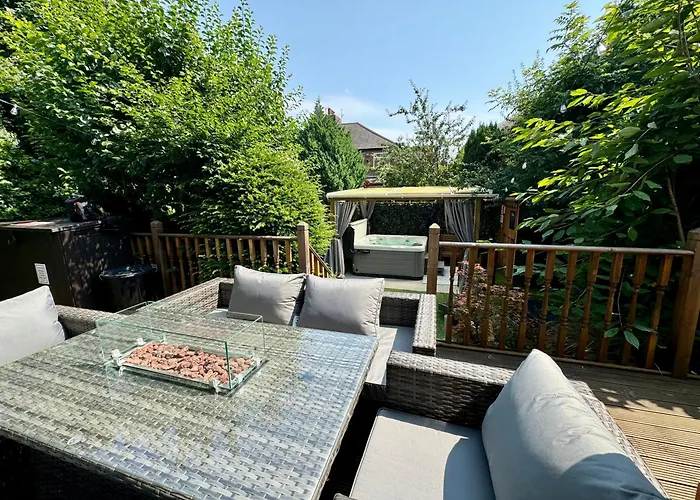 Freeman Hot Tub House, Free Parking, Transport Links