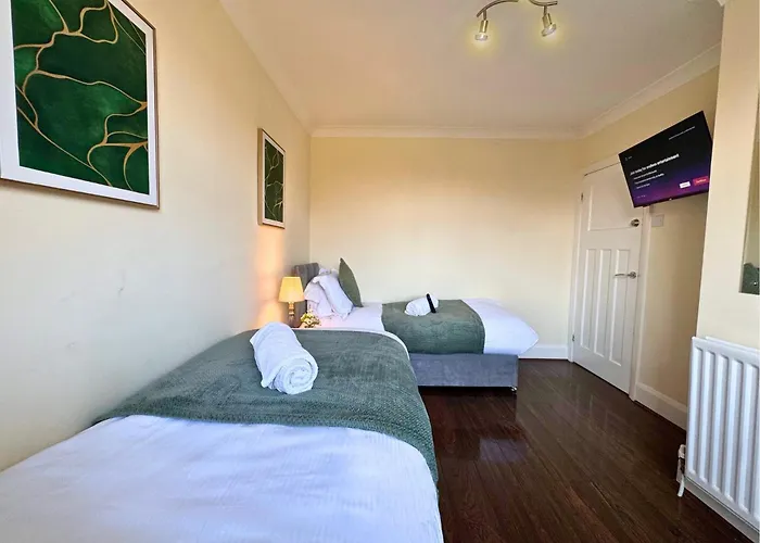 Freeman Hot Tub House, Free Parking, Transport Links