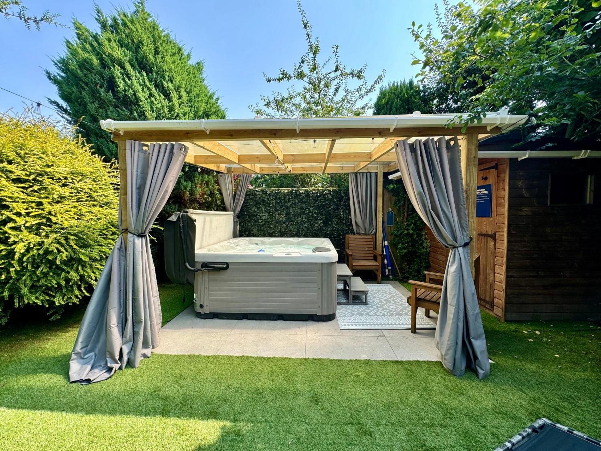 Freeman Hot Tub House, Free Parking, Transport Links Holiday home *