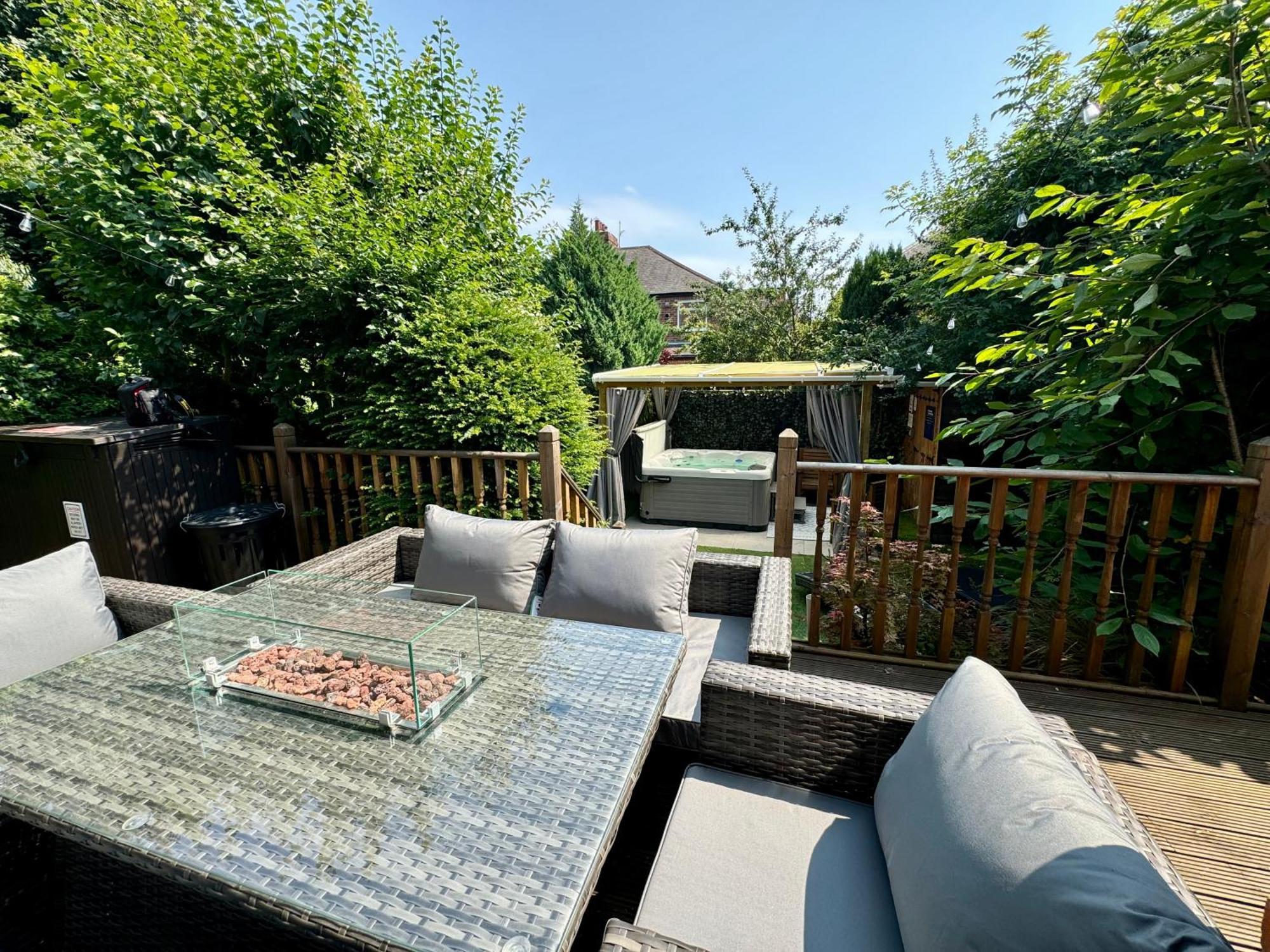 Freeman Hot Tub House, Free Parking, Transport Links Longbenton