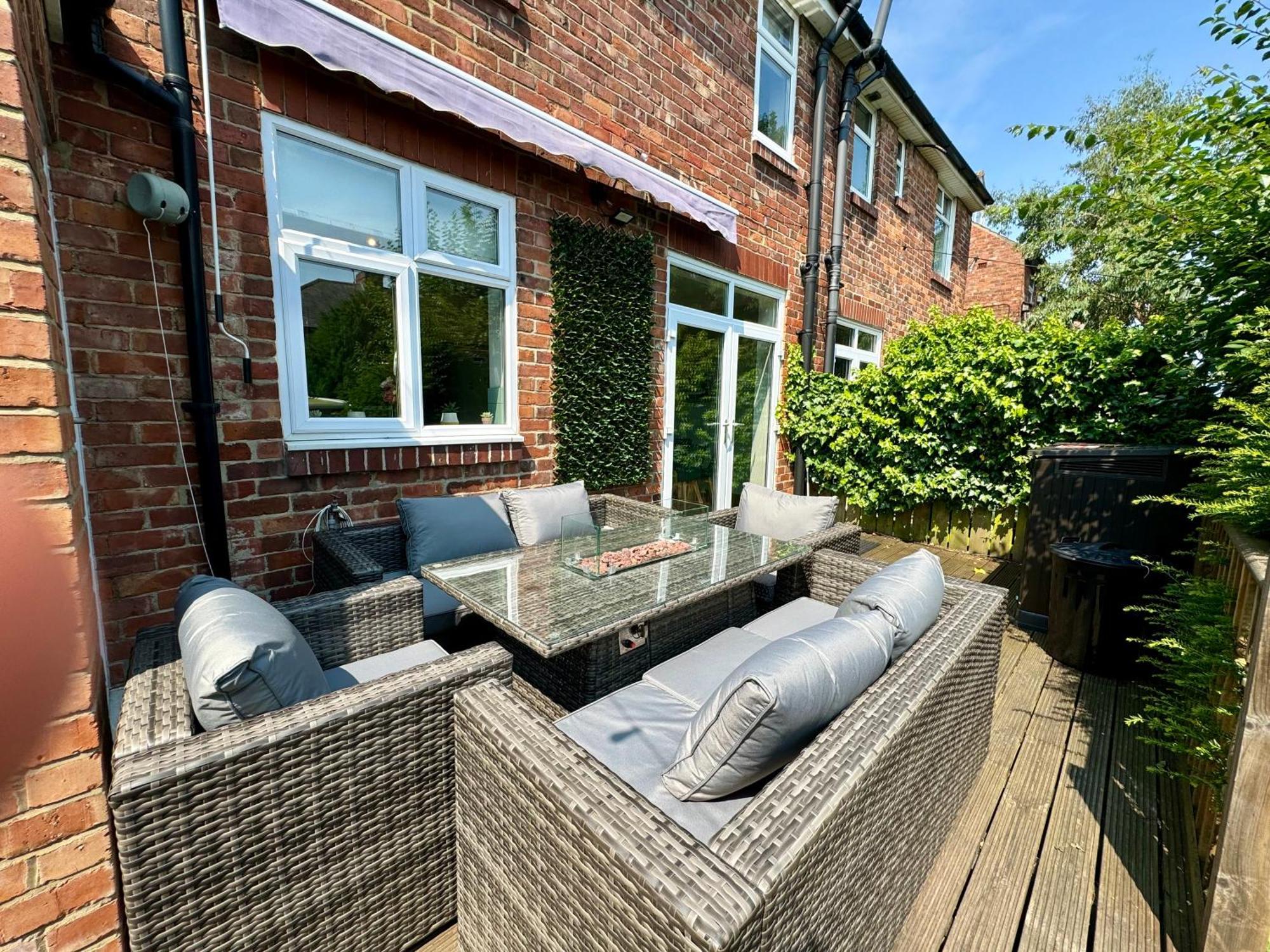 Freeman Hot Tub House, Free Parking, Transport Links * Longbenton
