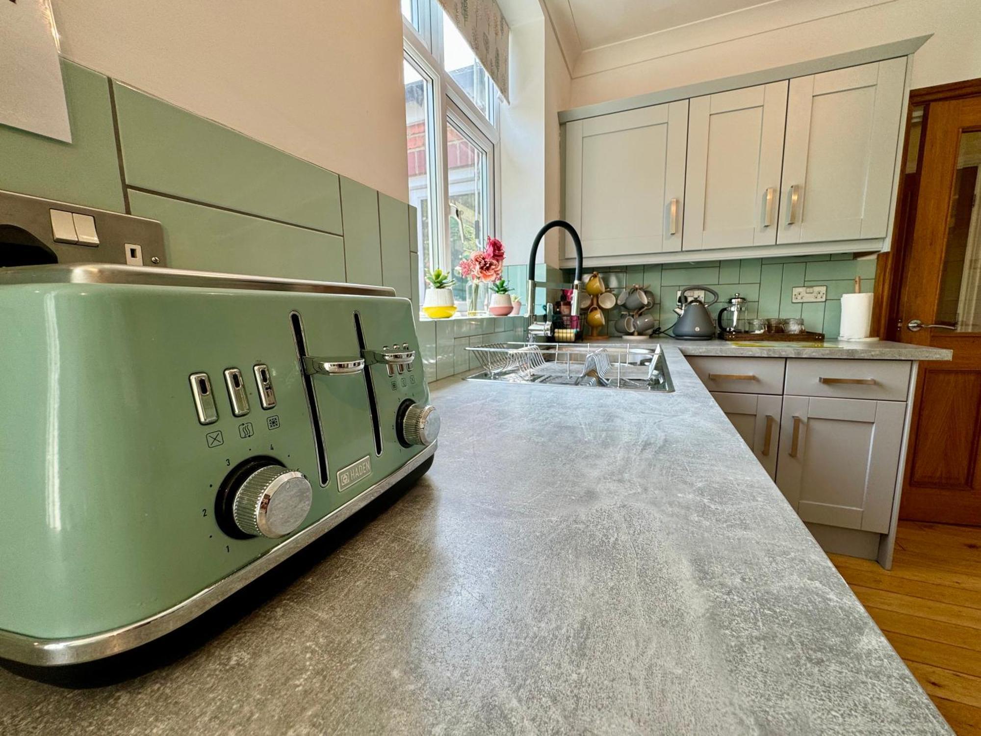 Freeman Hot Tub House, Free Parking, Transport Links Holiday home