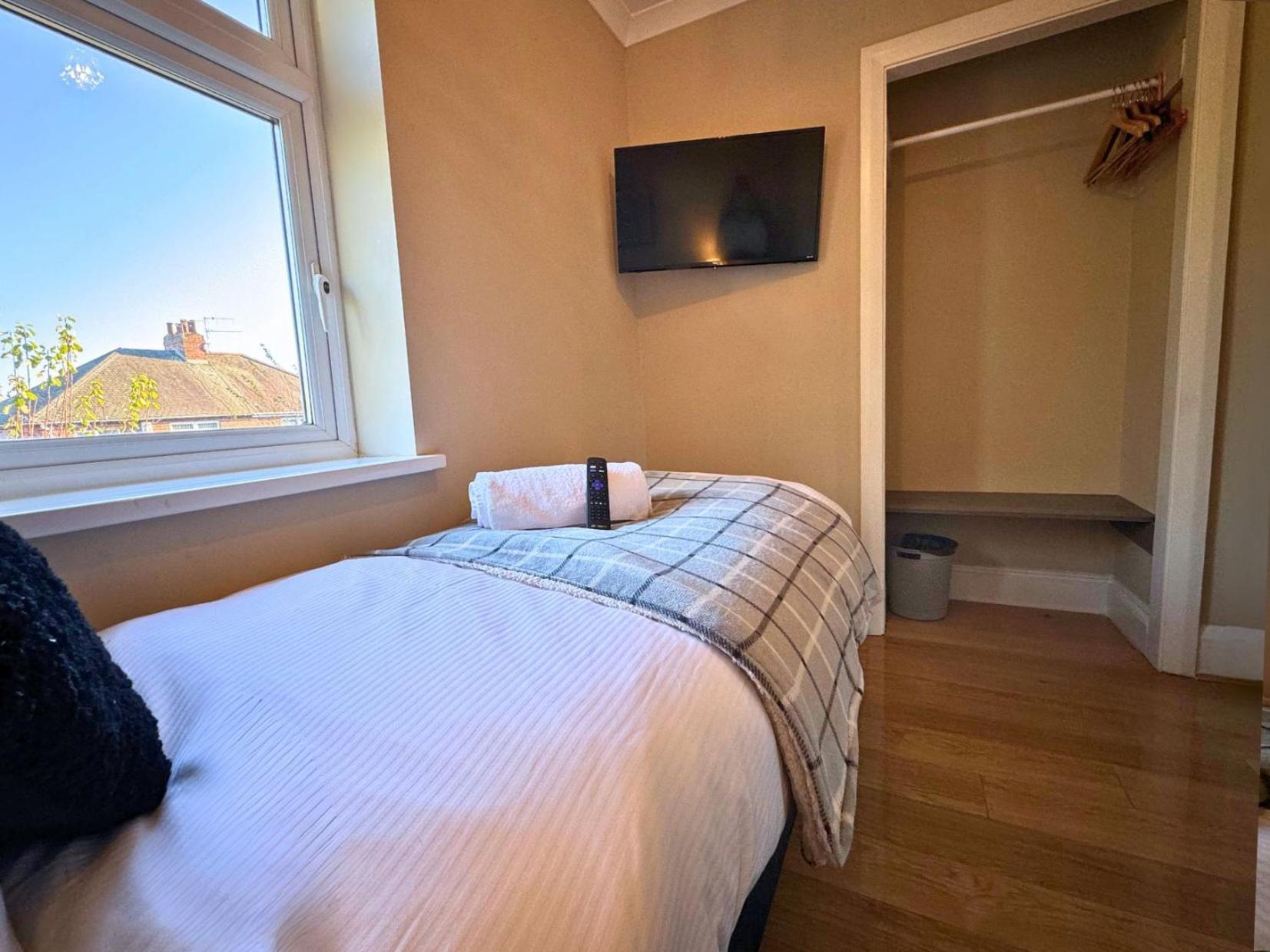 Freeman Hot Tub House, Free Parking, Transport Links Holiday home *