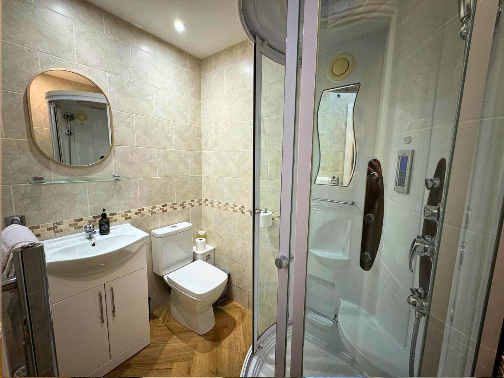 Freeman Hot Tub House, Free Parking, Transport Links