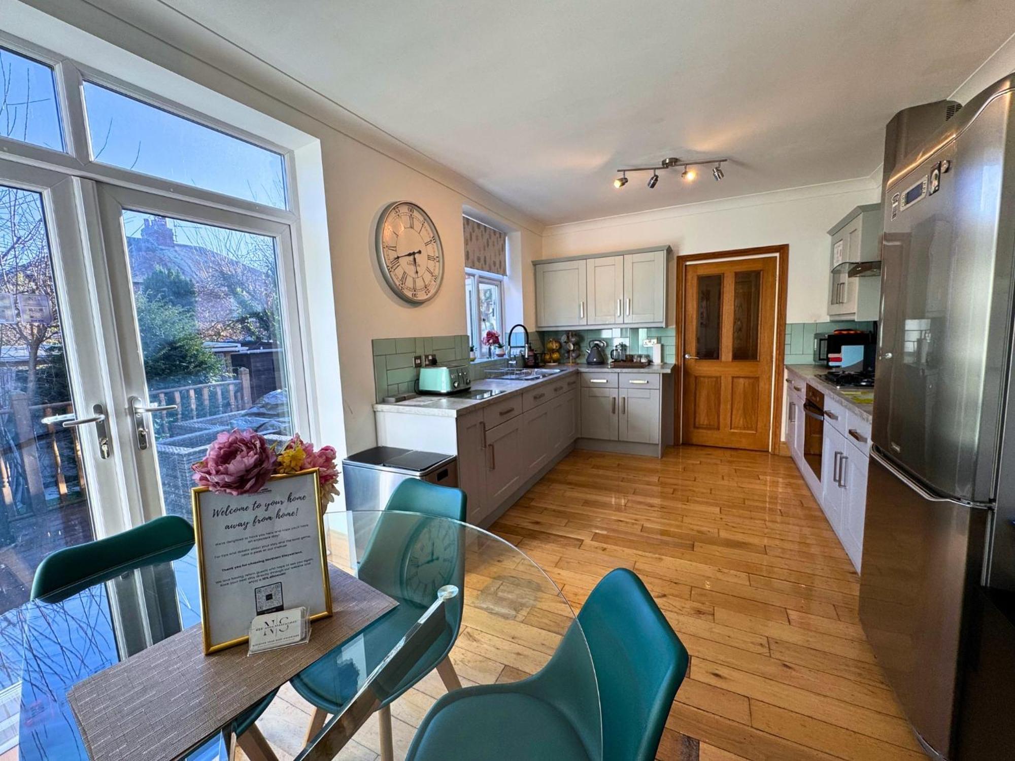 Freeman Hot Tub House, Free Parking, Transport Links Holiday home