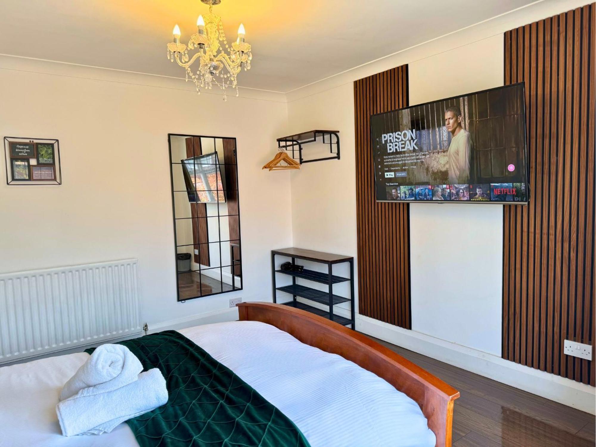 Freeman Hot Tub House, Free Parking, Transport Links Holiday home *