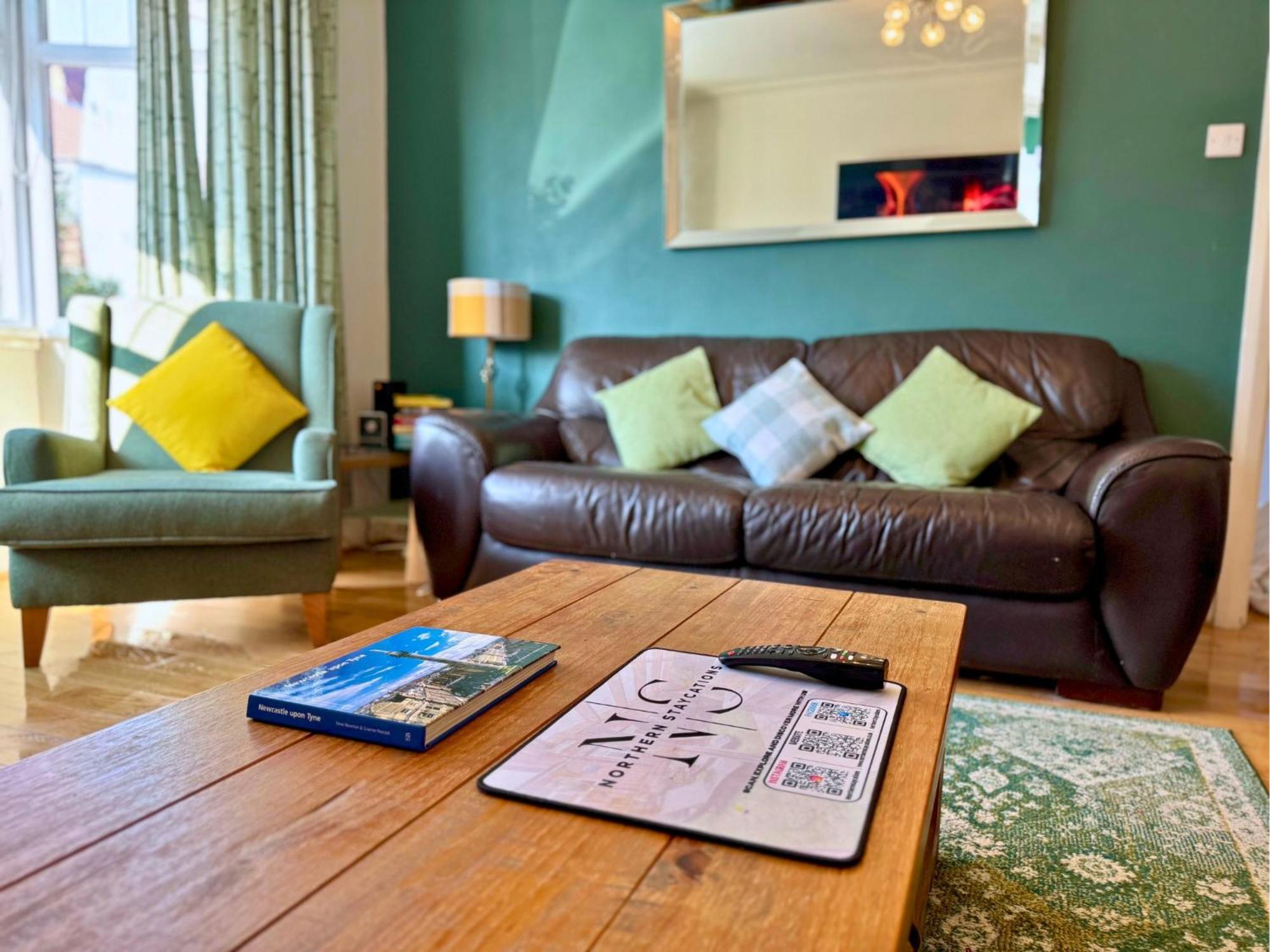 Freeman Hot Tub House, Free Parking, Transport Links Holiday home Longbenton