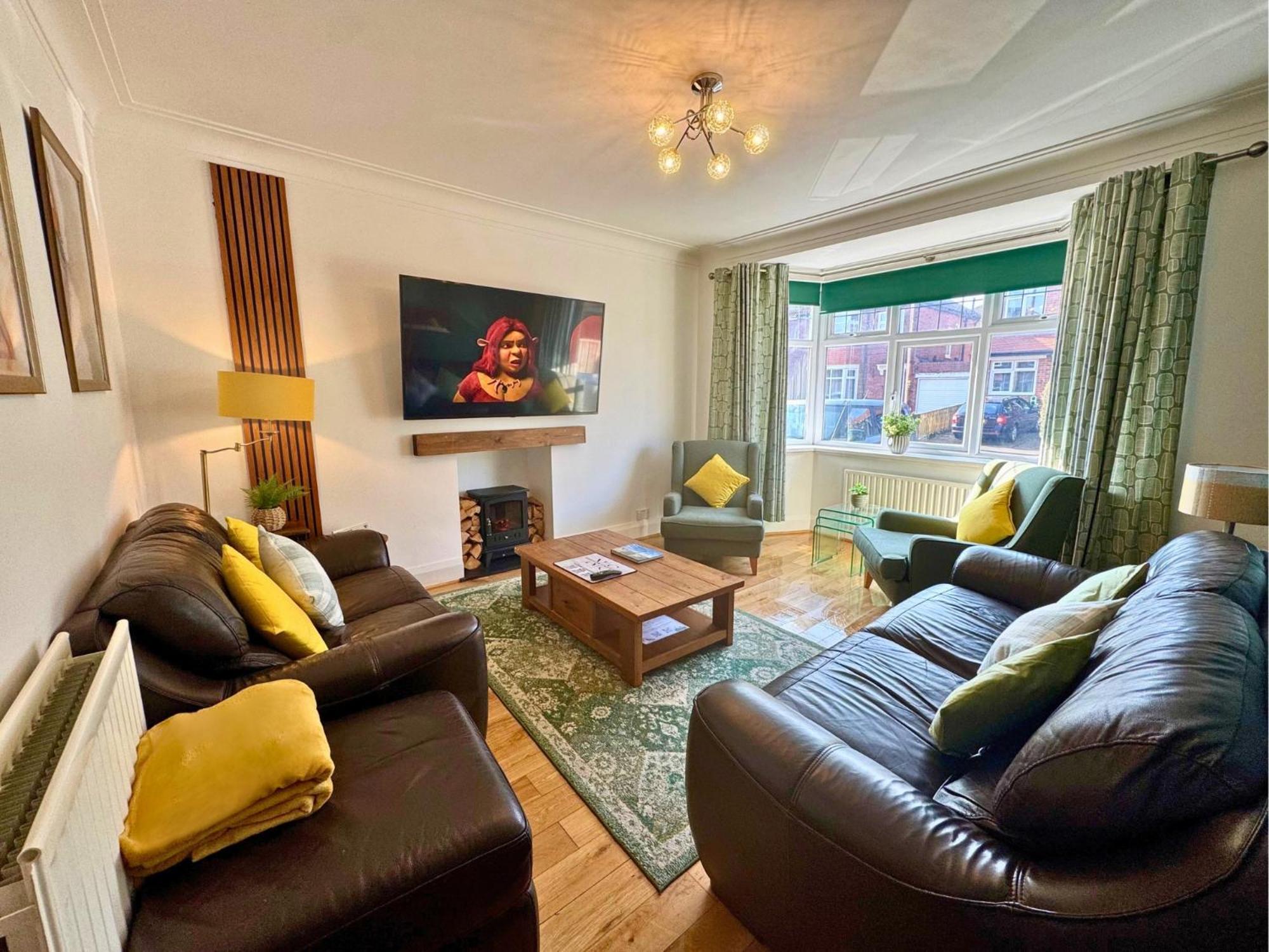 Freeman Hot Tub House, Free Parking, Transport Links Longbenton