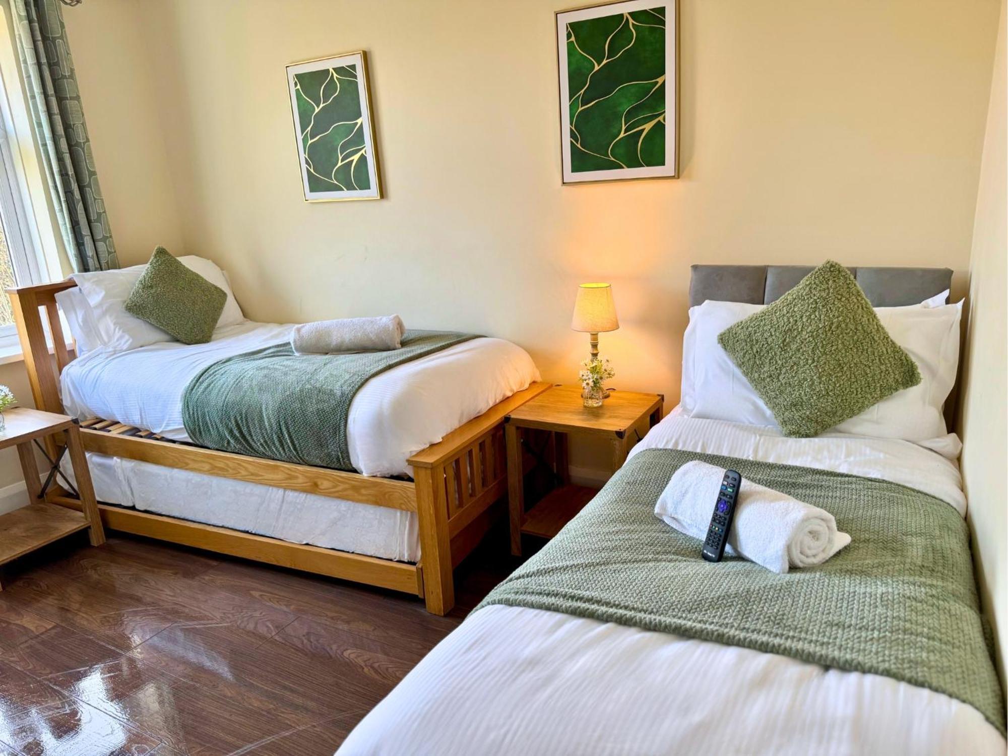 Freeman Hot Tub House, Free Parking, Transport Links Holiday home