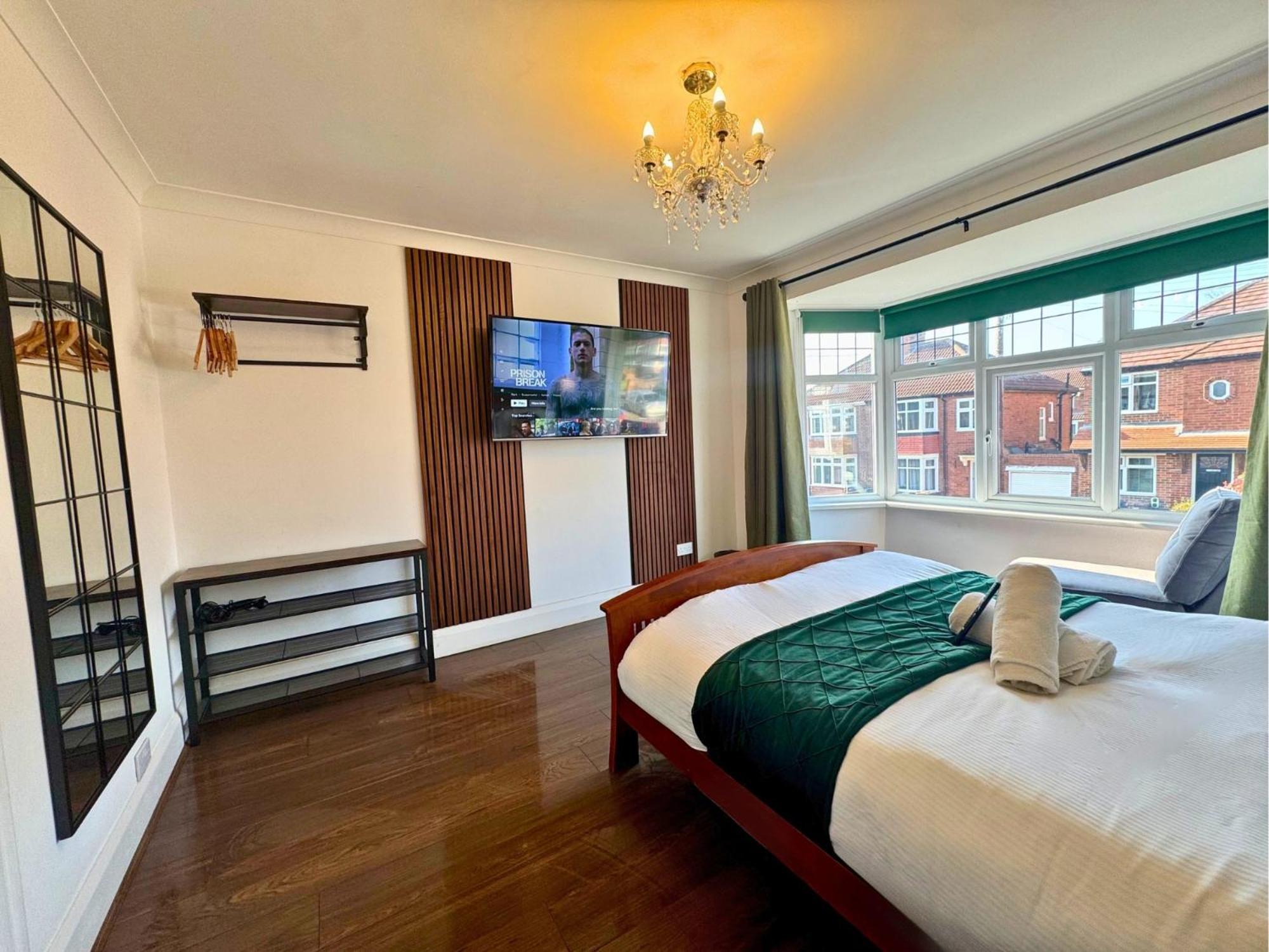 Freeman Hot Tub House, Free Parking, Transport Links Holiday home *