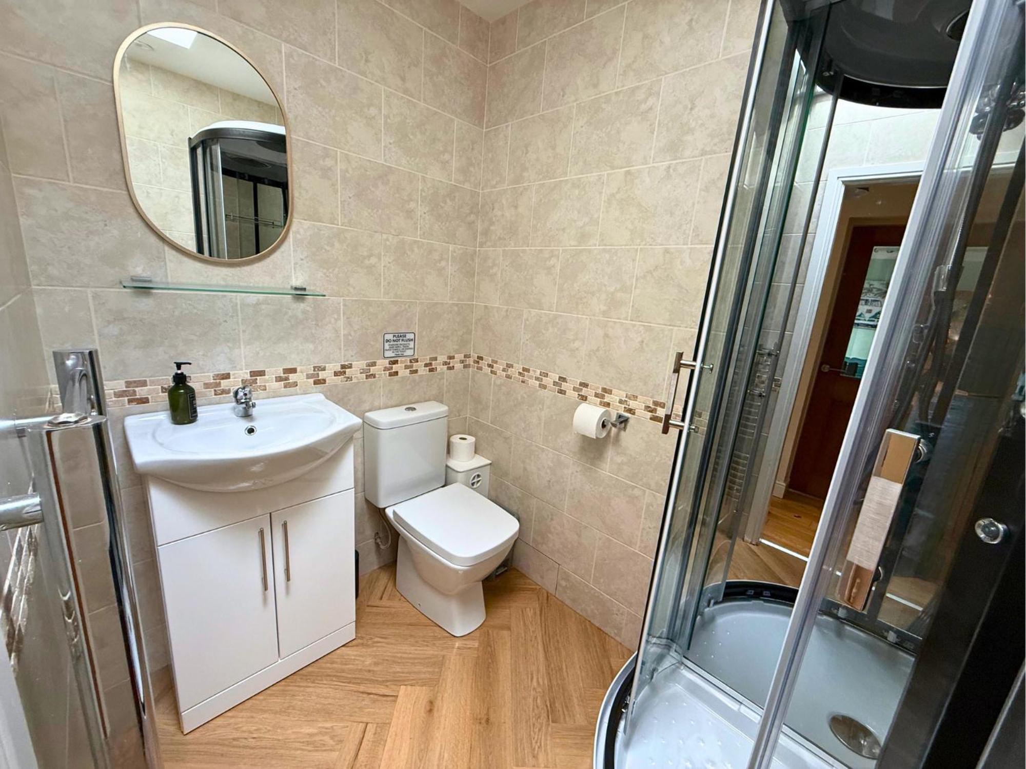 Freeman Hot Tub House, Free Parking, Transport Links Holiday home