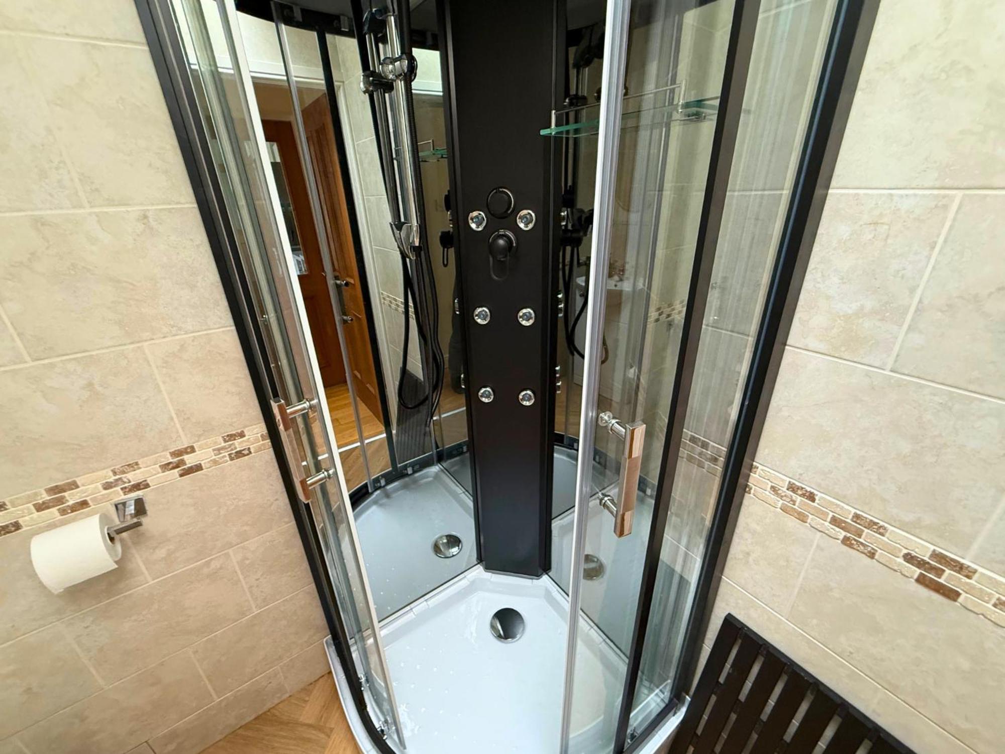 Freeman Hot Tub House, Free Parking, Transport Links *